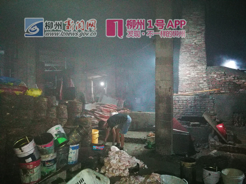 柳江一工厂非法炼地沟油？恶臭不断村民忍无可忍将其包围！