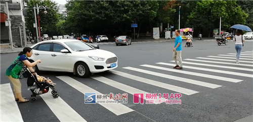 组图1)中山东路右拐进入文惠桥的路口,推着婴儿车的市民被逼回路边。.jpg 组图1)中山东路右拐进入文惠桥的路口,推着婴儿车的市民被逼回路边。.jpg