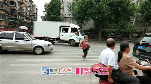 北雀路柳北消防大队门口斑马线1.jpg 北雀路柳北消防大队门口斑马线1.jpg
