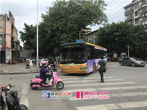 羊角山路与柳石路交会路口,一些车辆并未在斑马线礼让行人2.jpg 羊角山路与柳石路交会路口,一些车辆并未在斑马线礼让行人2.jpg