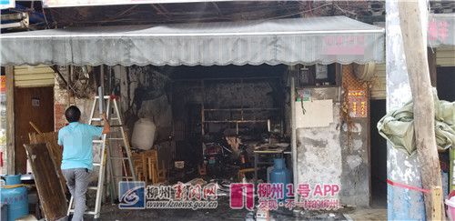 20平米粉店凌晨两次起火，被烧得一片焦黑，所幸无人伤亡