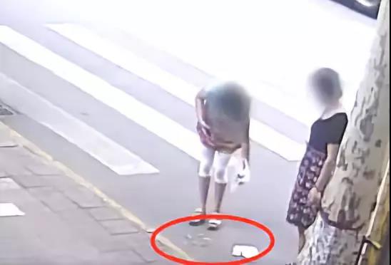 市容检查员居然扔烟头“诬陷”环卫工？官方回应后，网友更怒了！