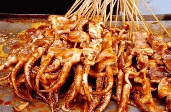街头烤肠、铁板鱿鱼、煮玉米......味道咋都那么香？看完再不敢吃了！