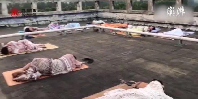 宿舍没风扇空调，学生睡天台3个多月！高校回应让网友炸锅