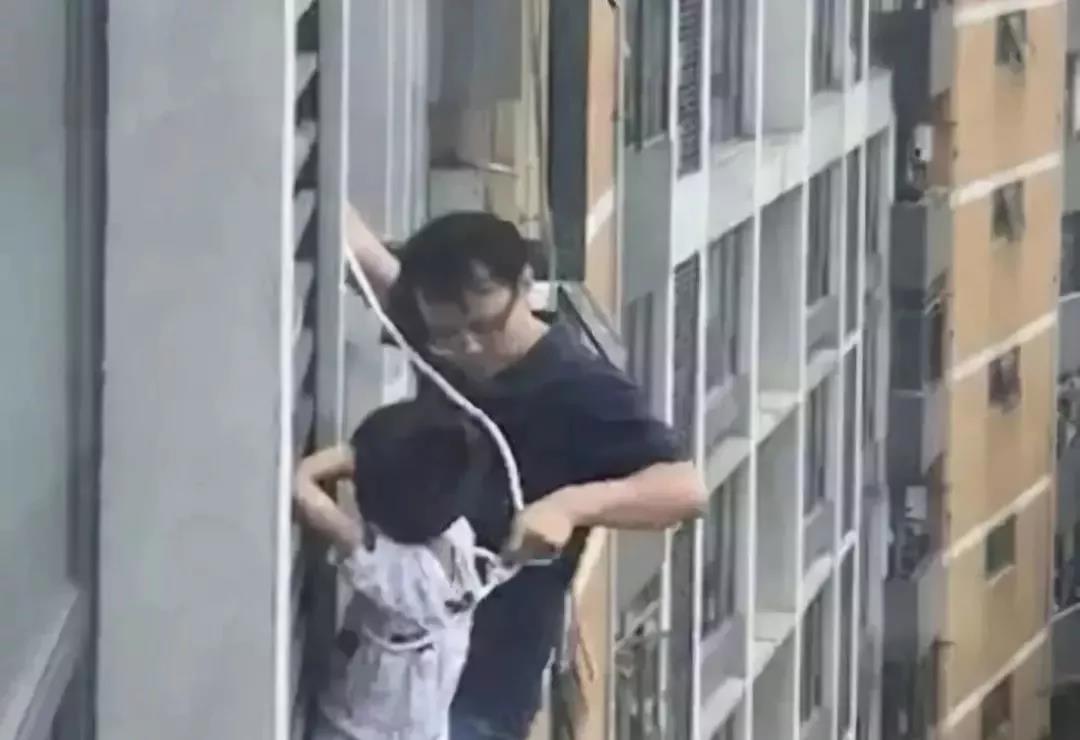 这就是父爱！7岁男孩悬在七楼窗外，爸爸一个举动让人又敬又怕