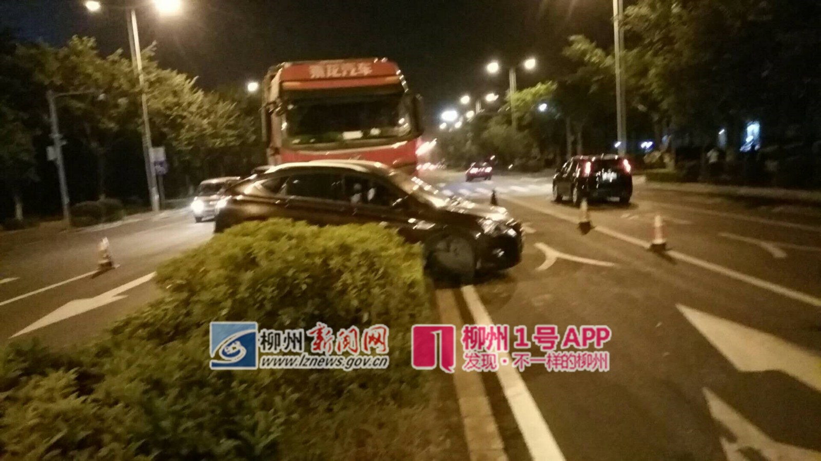 学院路上大卡车与SUV发生碰撞，两车双双“骑”上绿化带