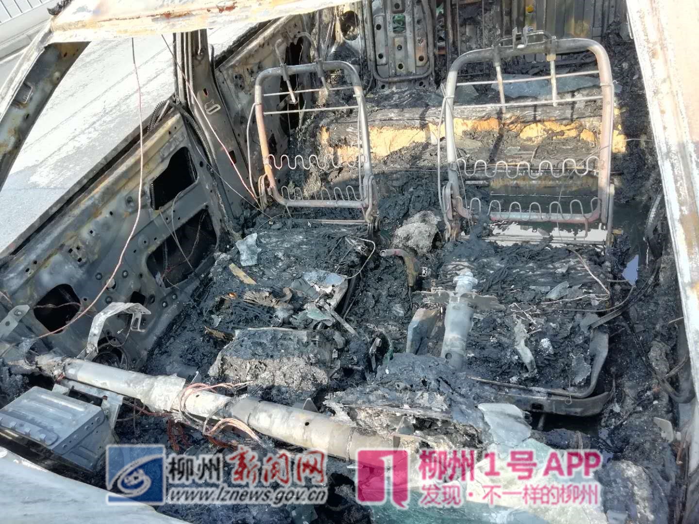 1号快讯|今早八点半，潭中西路一轿车自燃，现场浓烟滚滚