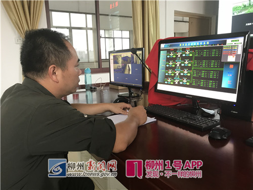 图为在崩冲泵站，记者走访泵站时，看到工作人员正在查看自动化的监控设备。图片为晚报记者张威 摄2.jpg