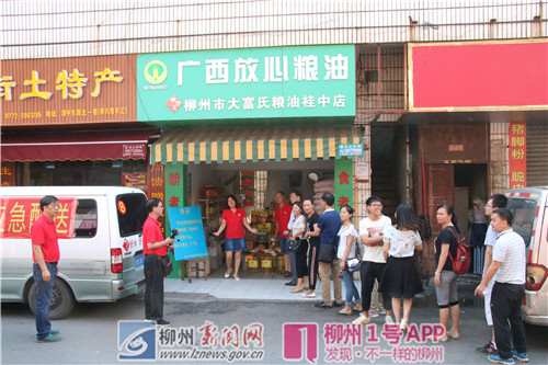 演练现场市民们有序排队购粮.jpg 演练现场市民们有序排队购粮.jpg