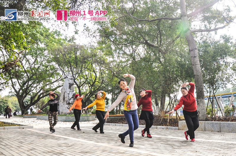 市民们在今年新改造好的江滨公园南岸跳起了舞_副本.jpg 市民们在今年新改造好的江滨公园南岸跳起了舞_副本.jpg