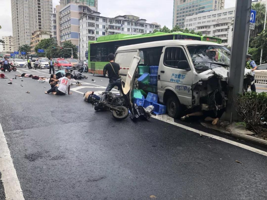 突发！南宁桃源路一面包车连撞多辆电动车，已造成1人死亡，多人受伤