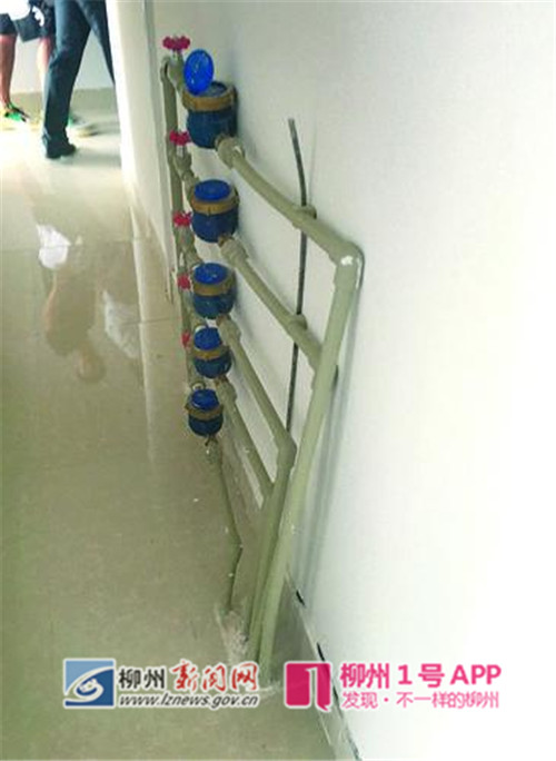 过道上安装一排水表。.jpg 过道上安装一排水表。.jpg