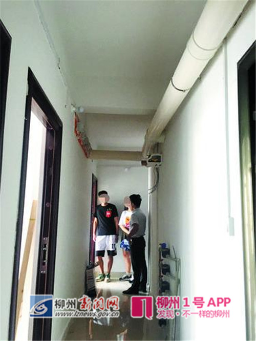 中介公司人员带租客来看房.jpg 中介公司人员带租客来看房.jpg