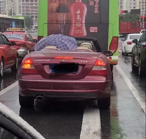 南宁“撑伞哥”被罚了！开敞篷车打伞的原因竟是…