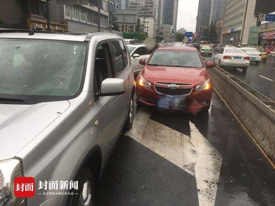 继“划拳”后，“丢骰子”登场了！“佛系”处理交通事故出续集