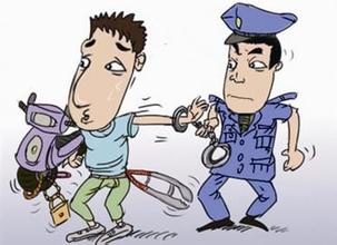偷电动车被抓后他竟在公安机关挟持人质，结果数罪并罚获刑8年