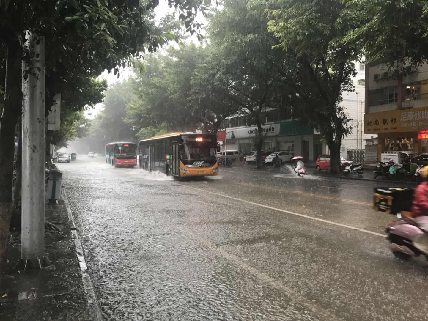 暴雨预警信号上升为红色，2小时内柳州市区还将有大暴雨！