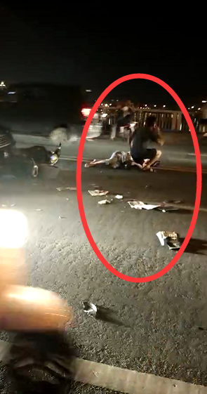 1号爆料|壶西大桥上发生车祸，电动车骑手被小车撞倒躺在机动车道上