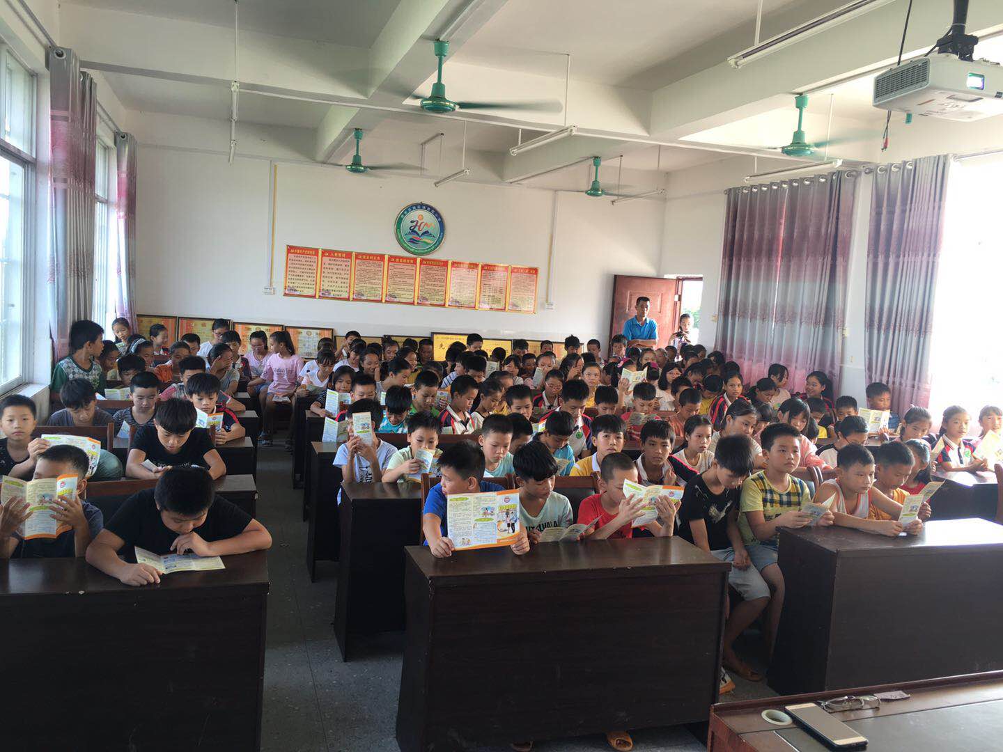 黄冕小学宣传3 - 副本.jpg 黄冕小学宣传3 - 副本.jpg