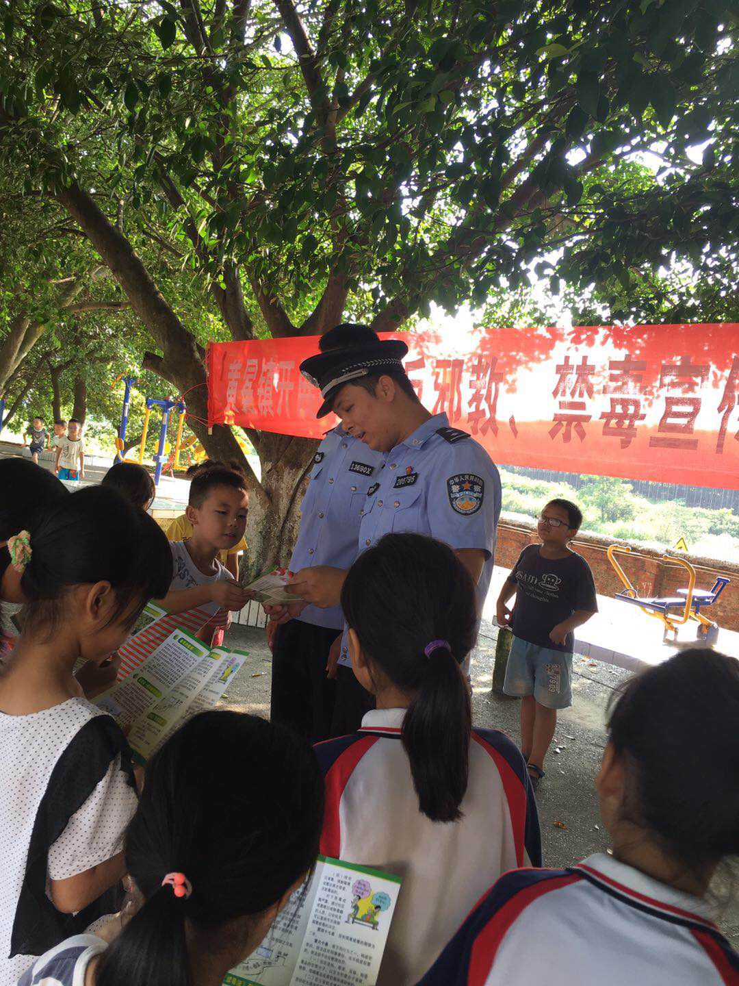黄冕小学宣传1 - 副本.jpg 黄冕小学宣传1 - 副本.jpg