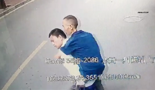 1号暖新闻|终点站老人迟迟没下车，柳州公交车司机做了这个暖心举动