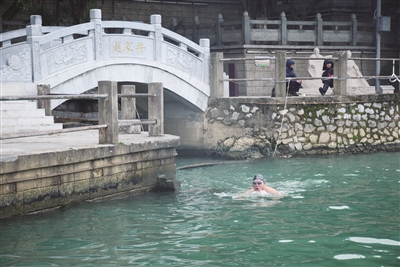 今早一男子在赵家井附近游泳时突然沉入水中，失踪已超8小时