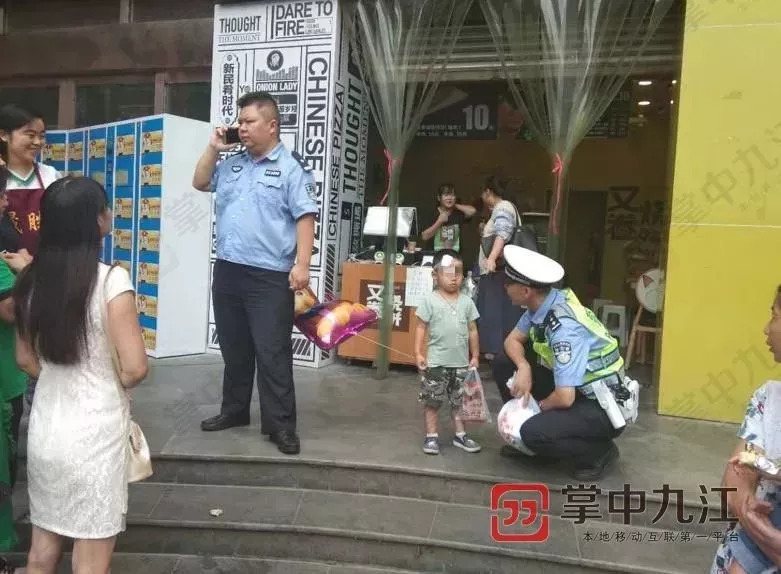 痛心！4岁男童被遗弃路边，手里紧攥着父母的离婚协议书