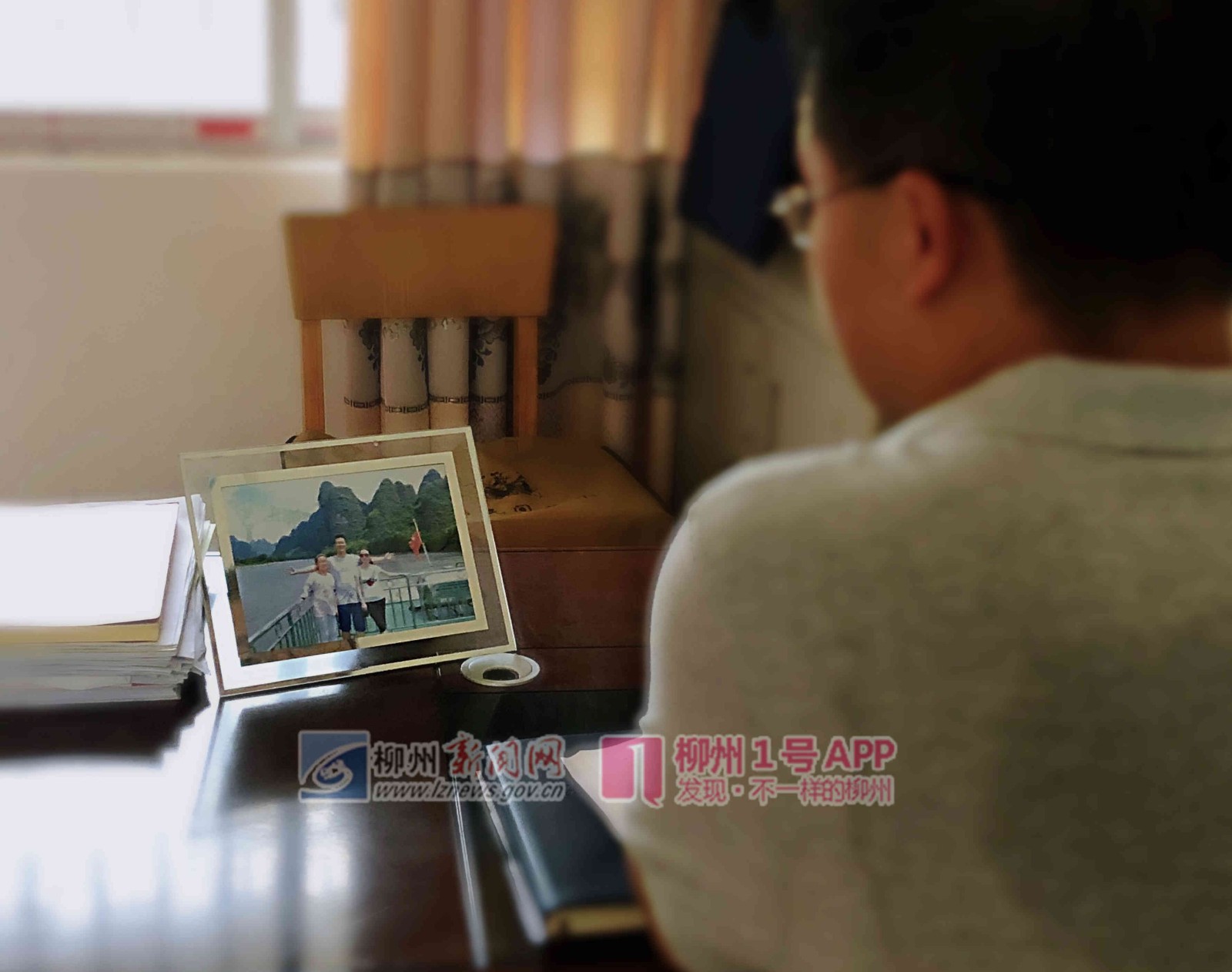 史建强在闲暇时不经望向桌前一家三口的全家福.jpg 史建强在闲暇时不经望向桌前一家三口的全家福.jpg