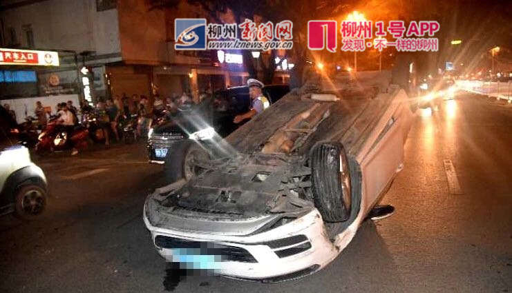 怎么回事？昨晚屏山大道发生交通事故，女司机翻车“底朝天”