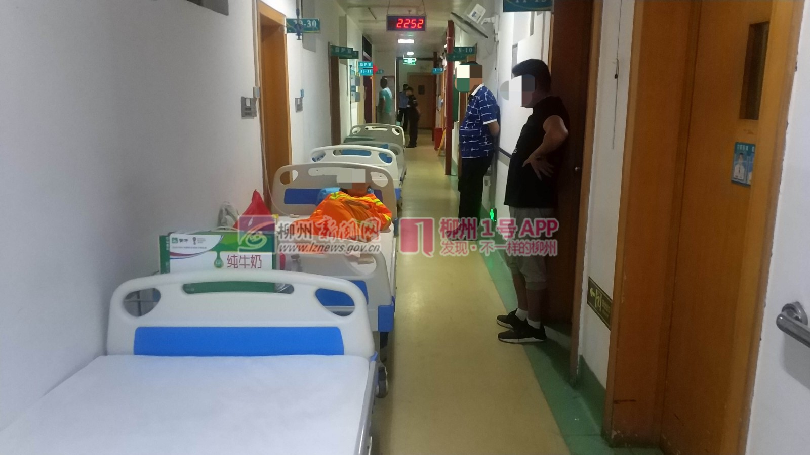 雅儒路人行道上互不相让，男子骑电动车推倒环卫女工，并拖行十米