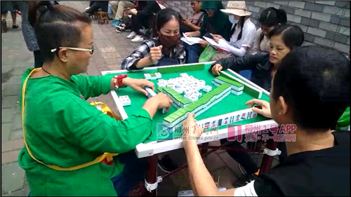 柳州经适房申请倒数第二天:现场依旧火爆、有人打起麻将，是否会延期？