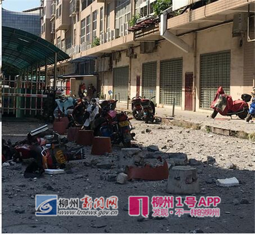1号爆料|潭中西路富丽嘉园一商铺楼上传出巨大响声，屋顶外延垮塌，有人员受伤