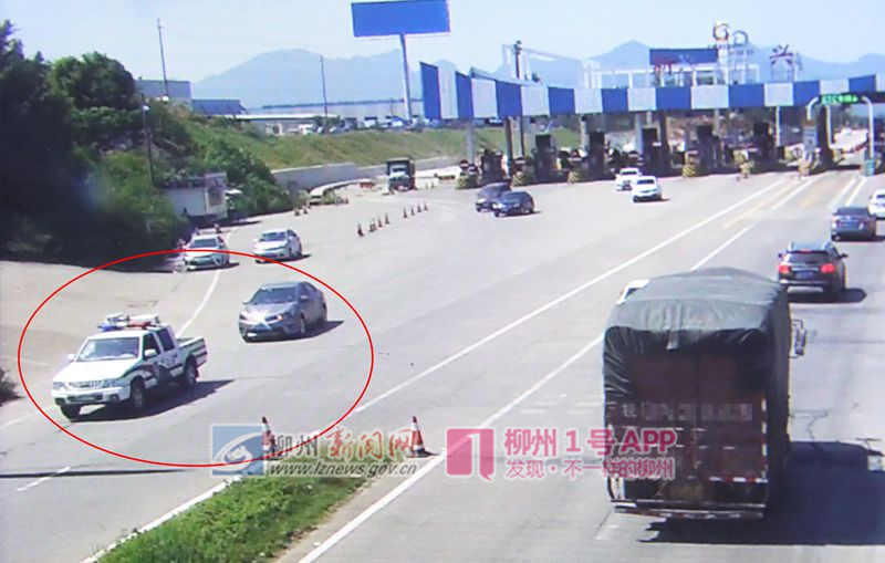 1号暖新闻|为张先生点赞！高速路遇事故他将父母安顿一旁，与民警接力救人！