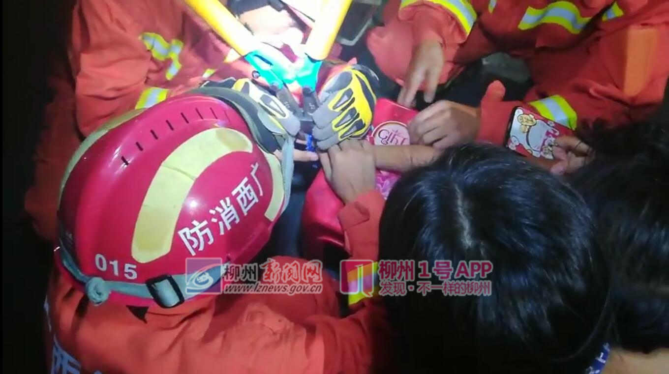 小女孩在窑埠古镇游玩被凳子“咬”手，消防员赶赴现场救援