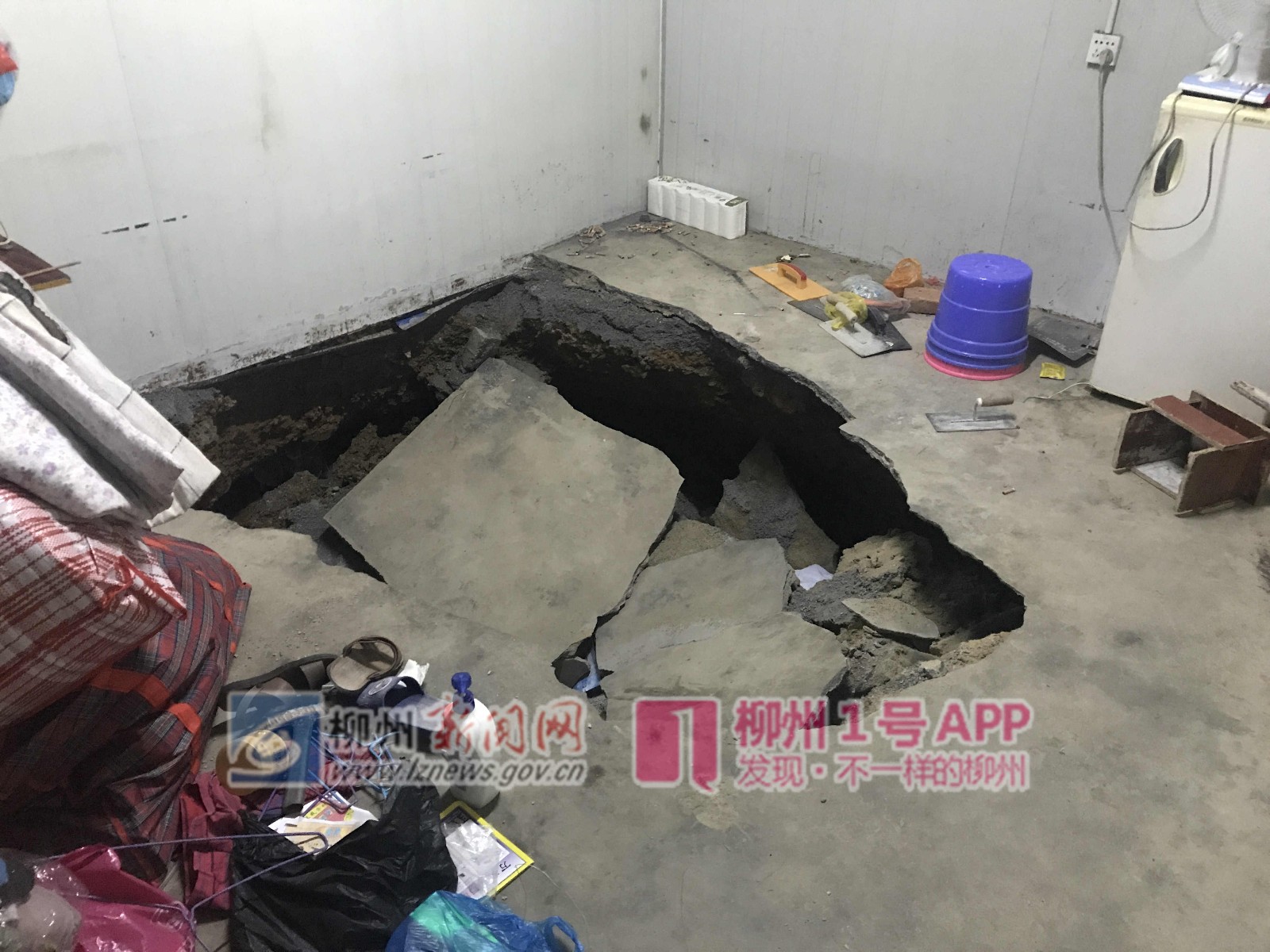 大伙儿正在圣塘路的工地宿舍里吃饭，突然脚下的地在动……