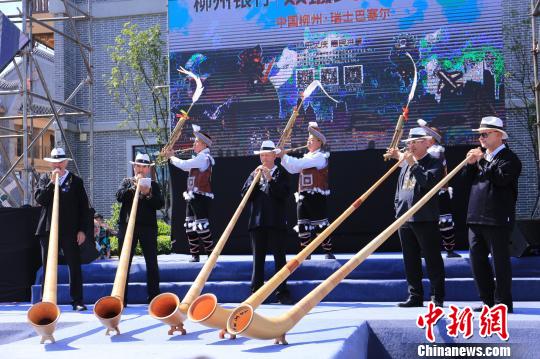 柳州市民围观拍摄掷旗及阿尔卑斯长号表演。.jpg 柳州市民围观拍摄掷旗及阿尔卑斯长号表演。.jpg