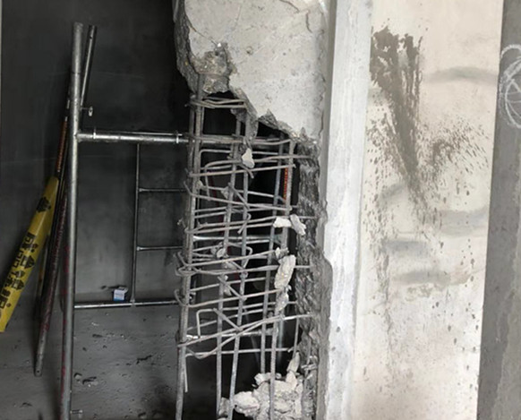 1号爆料|中房世纪一业主装修疑似砸穿承重墙，钢筋结构外露