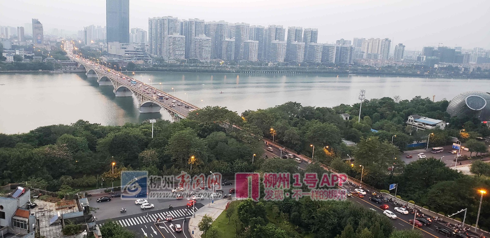 10月8日下午6时许，壶东大桥车流如织。.jpg