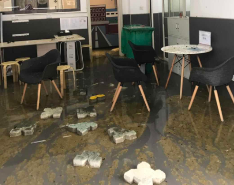 天花板成精了！南宁一银行早上掉蟒蛇，柳州这家汽车店下午漏粪水！