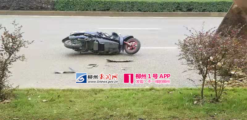 刚刚官塘大道电动车与装载机发生碰撞，两名女子受伤