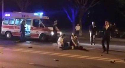 沿江路凌晨惨烈车祸，电动车女骑手当场死亡，肇事司机驶离后被抓
