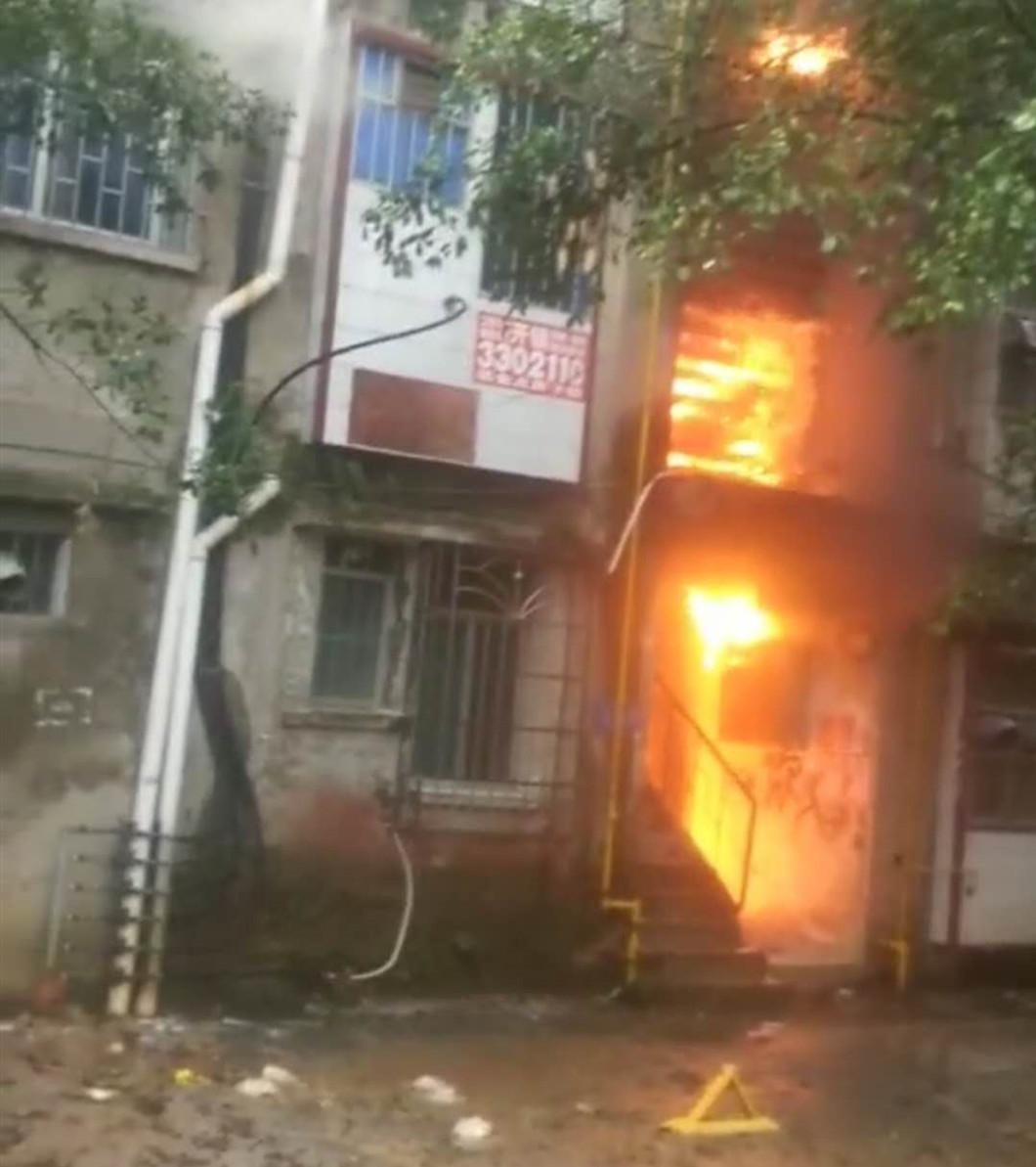 1号爆料|十一冶二区下午突发火灾火势凶猛，3层楼道被大火吞噬
