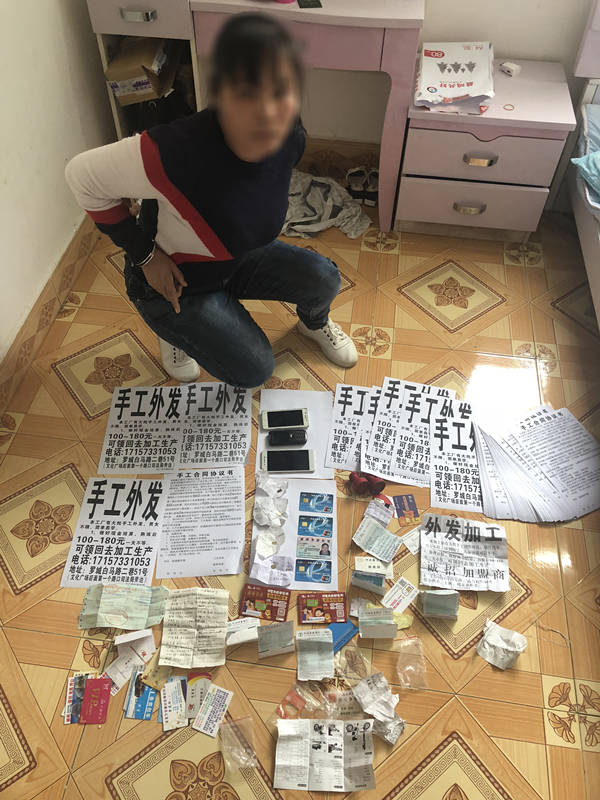 犯罪嫌疑人张某指认涉案物品_副本.jpg