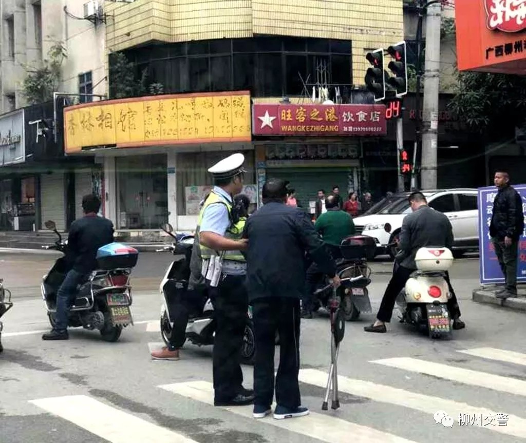 1号暖新闻|重阳如何敬老？柳州斑马线上的这一幕，一定会暖到你！