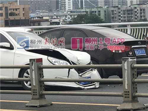 1号爆料|广雅大桥突发车祸，一辆宝骏撞断防护栏车头凹陷