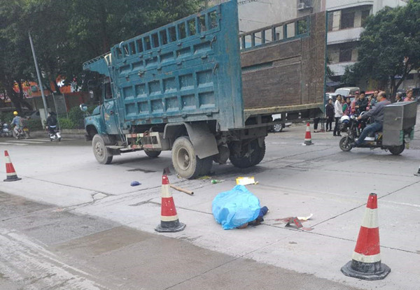 今早柳江区发生车祸致一老人死亡，老人倒地位置前后各有一条斑马线