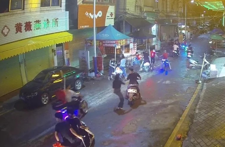 扫黑除恶|几十名“炸街党”闹市上演砸车“大片”，撑头大哥居然是00后