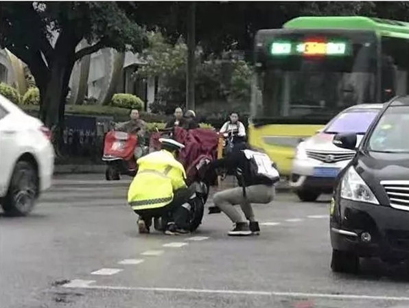 1号暖新闻|下雨天老人摔倒谁来扶？柳州人给出最暖答案