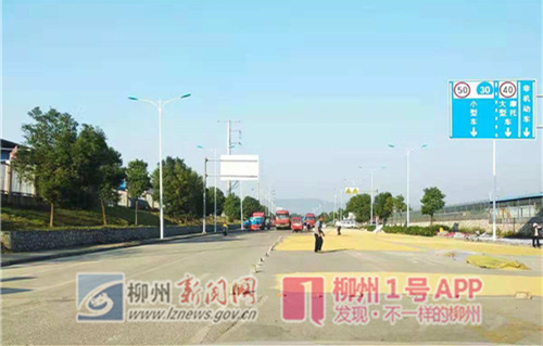 1号爆料|柳工大道变成“晒谷场”？金黄的谷子占了大半马路，太危险！