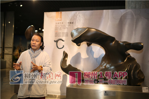 黄云波与自己收藏的石头合影_副本.jpg 黄云波与自己收藏的石头合影_副本.jpg